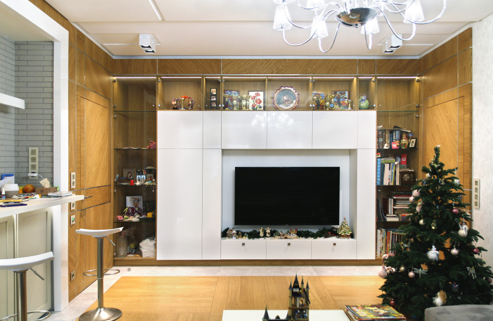 Esempio di un grande soggiorno minimal con pareti grigie, pavimento in legno massello medio, TV a parete, pavimento giallo, soffitto ribassato e boiserie