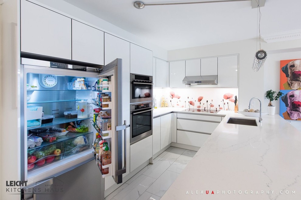Eat-in kitchen - small modern u-shaped eat-in kitchen idea in Toronto with an undermount sink, flat-panel cabinets, white cabinets, quartz countertops, glass sheet backsplash, stainless steel appliances and a peninsula