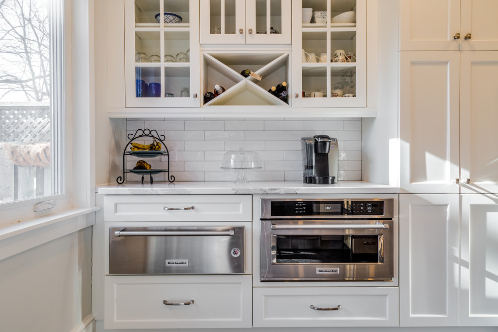 Kitchen - transitional kitchen idea in Toronto