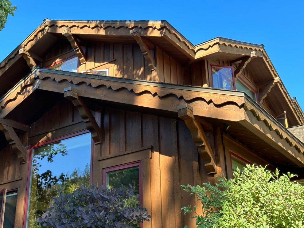 Idee per la villa scandinava a due piani con rivestimento in legno, tetto a capanna, copertura a scandole, tetto marrone e pannelli e listelle di legno