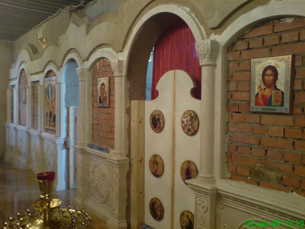 Иконостас в храме Пирогово.Московская область.