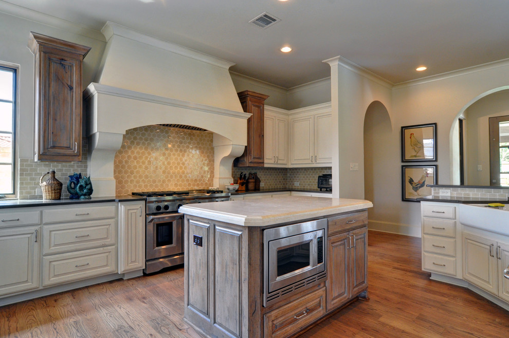 Example of a transitional kitchen design in Dallas