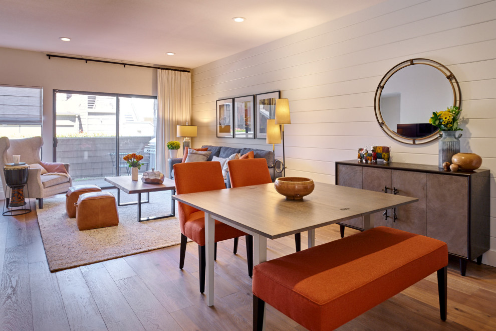 Offenes Modernes Esszimmer mit weißer Wandfarbe, hellem Holzboden und Holzdielenwänden in San Francisco