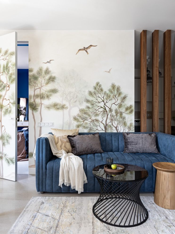 Свежая идея для дизайна: спальня среднего размера в современном стиле с синими стенами, полом из керамогранита, серым полом и синими шторами - отличное фото интерьера