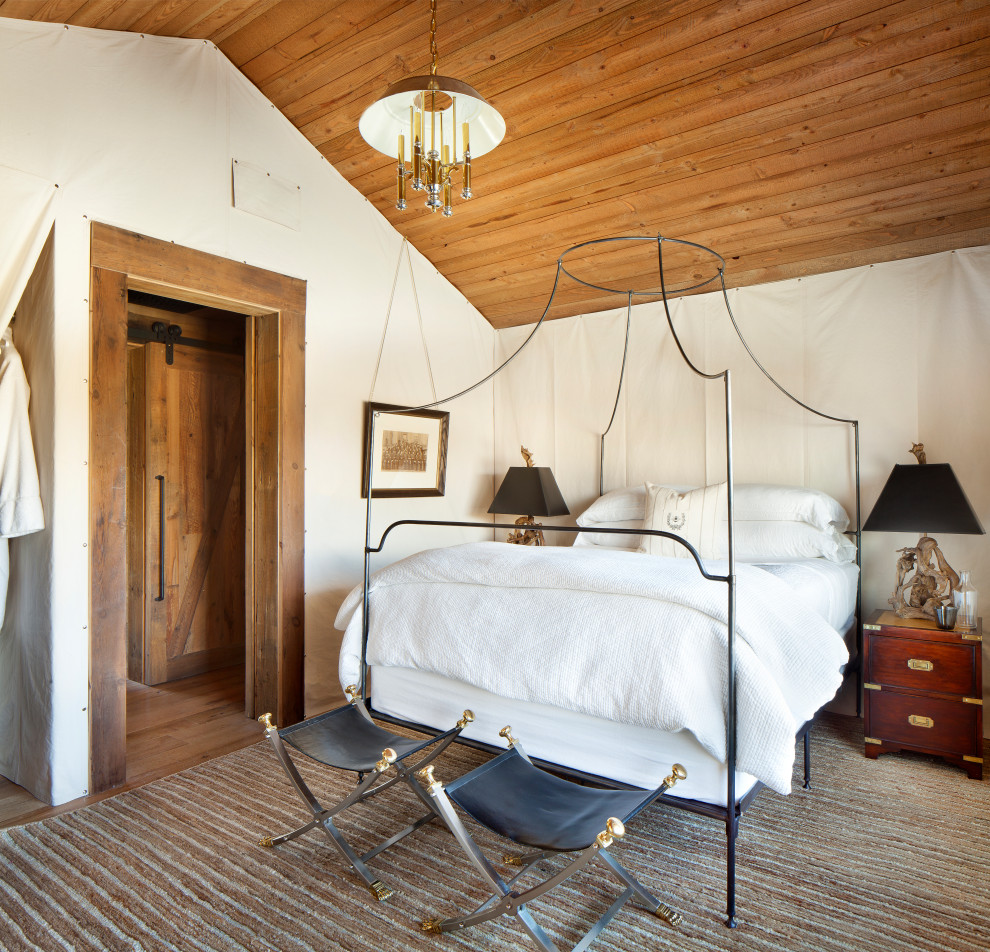 Идея дизайна: большая гостевая спальня (комната для гостей) в современном стиле с ковровым покрытием, коричневым полом, деревянным потолком и деревянными стенами