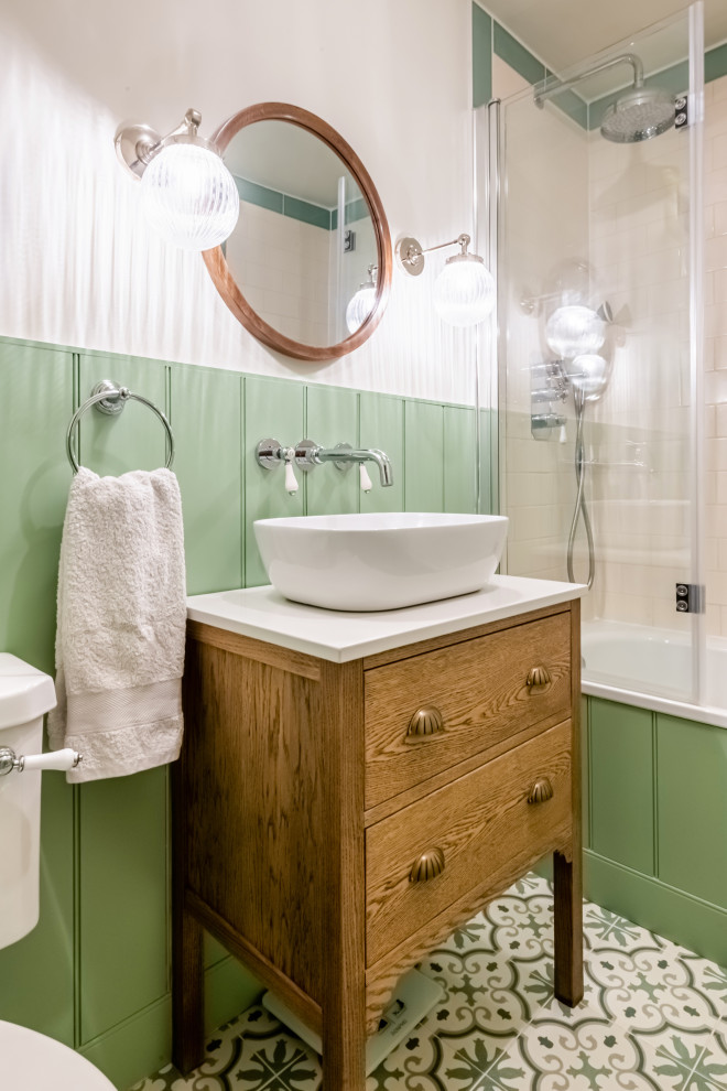 На фото: маленькая детская ванная комната с плоскими фасадами, коричневыми фасадами, накладной ванной, душем над ванной, раздельным унитазом, зеленой плиткой, керамической плиткой, зелеными стенами, полом из керамической плитки, мраморной столешницей, зеленым полом, душем с распашными дверями, белой столешницей, тумбой под одну раковину и напольной тумбой для на участке и в саду