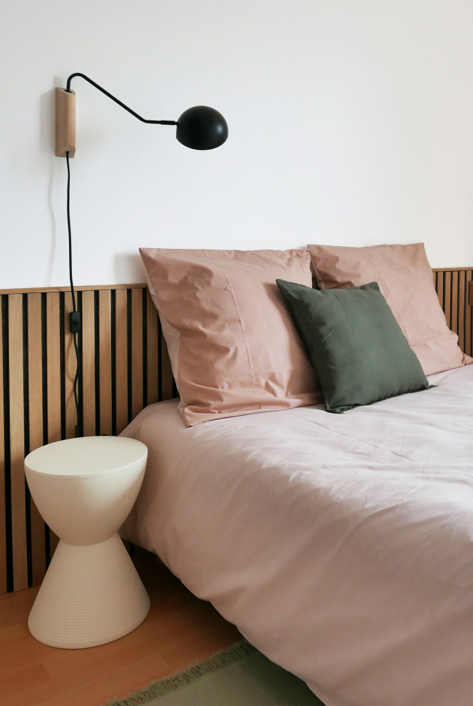 Exempel på ett mellanstort modernt sovrum, med vita väggar, ljust trägolv och brunt golv