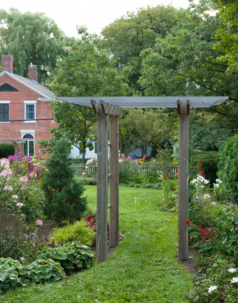 Inspiration for a mid-sized arts and crafts front yard garden in New York with a garden path.