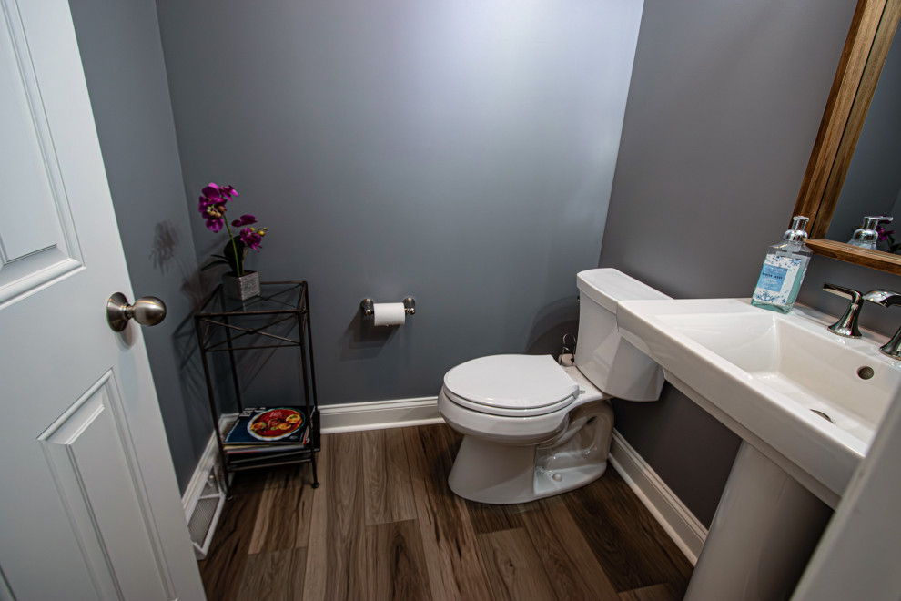 Immagine di un piccolo bagno di servizio chic con WC a due pezzi, pareti grigie, pavimento in vinile, lavabo a bacinella, pavimento marrone e mobile bagno freestanding