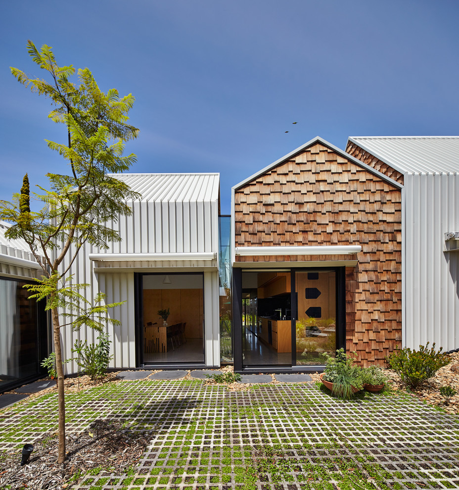 Inspiration for a contemporary exterior in Melbourne with a gable roof.