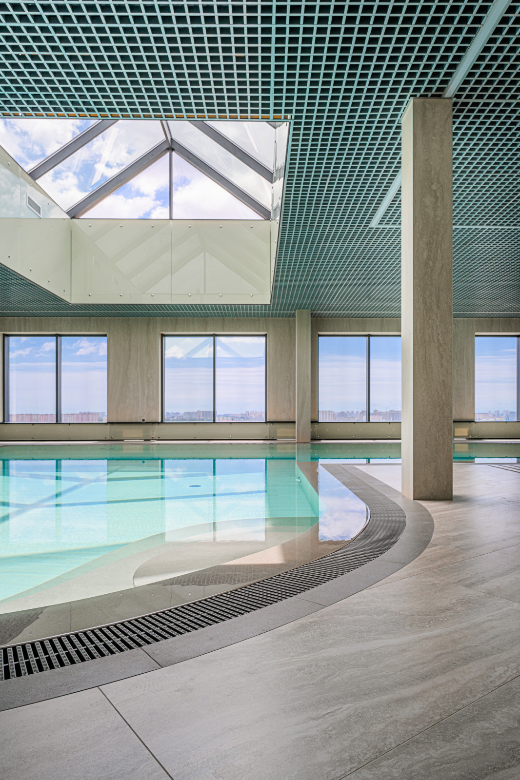 Плавательный бассейн на 17 этаже жилого здания