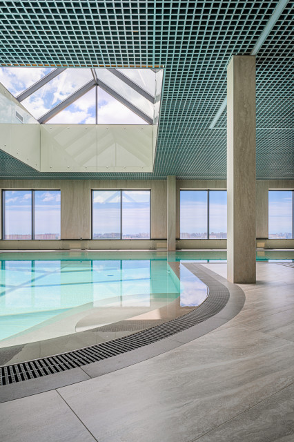 Плавательный бассейн на 17 этаже жилого здания - Contemporary - Pool ...