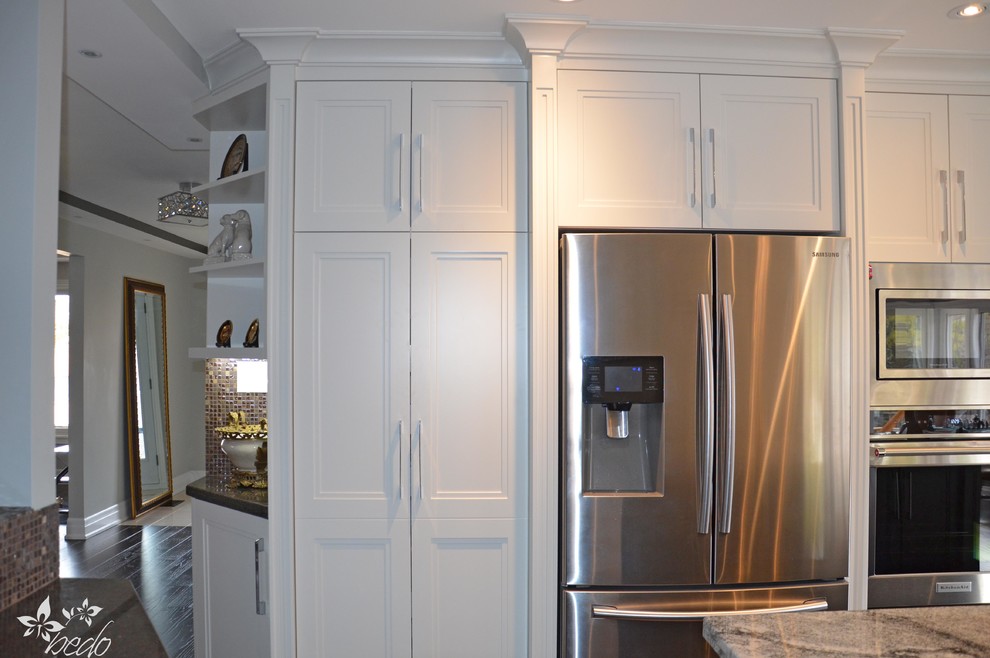 Mid-sized transitional l-shaped dark wood floor eat-in kitchen photo in Toronto with a double-bowl sink, shaker cabinets, white cabinets, quartz countertops, brown backsplash, mosaic tile backsplash, stainless steel appliances and an island