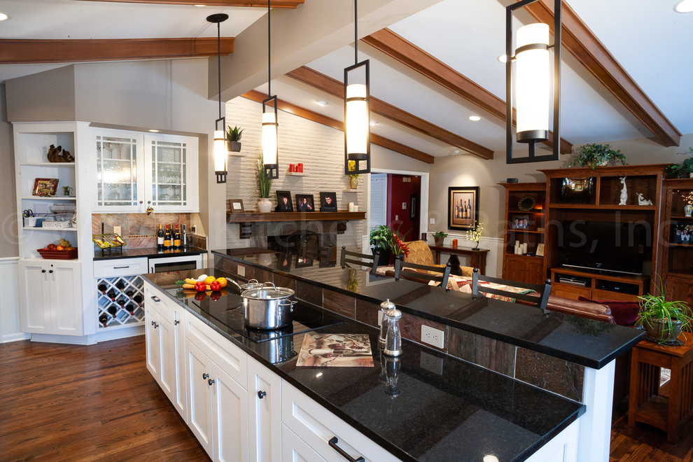 Traditional eat-in kitchen in Omaha with a single-bowl sink, shaker cabinets, white cabinets, granite benchtops, slate splashback, stainless steel appliances, medium hardwood floors, brown floor and black benchtop.