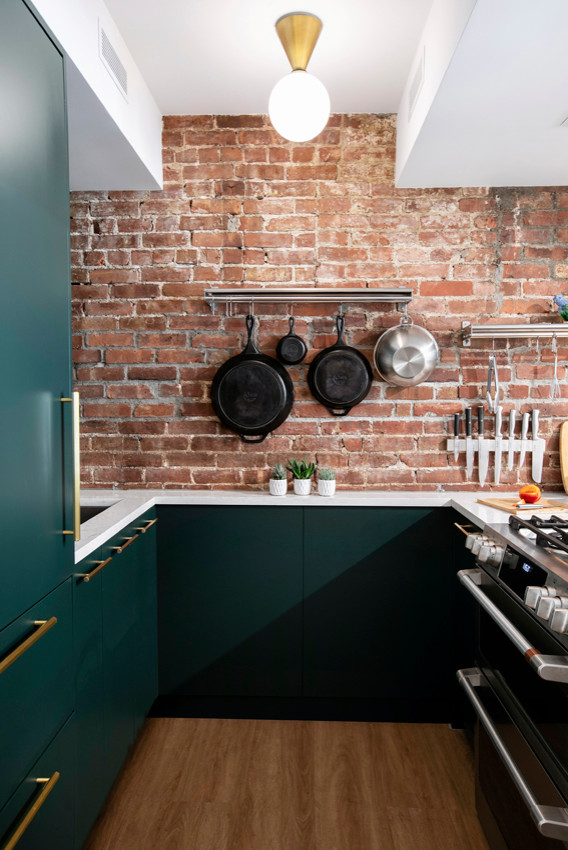 ニューヨークにある高級な中くらいなコンテンポラリースタイルのおしゃれなキッチン (フラットパネル扉のキャビネット、緑のキャビネット、珪岩カウンター、レンガのキッチンパネル、カラー調理設備、塗装フローリング、アイランドなし、茶色い床、白いキッチンカウンター) の写真