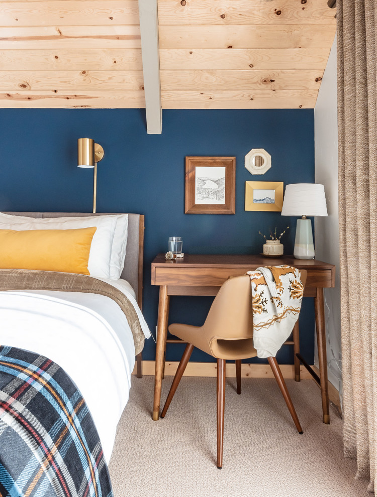 Diseño de dormitorio principal rural de tamaño medio con paredes multicolor, moqueta, suelo beige y vigas vistas