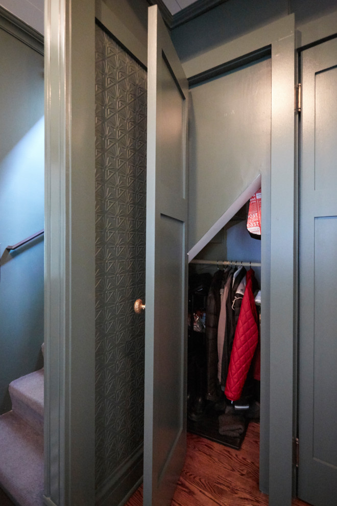 Example of a transitional home design design in Chicago