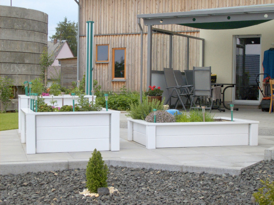 Mittelgroße Moderne Terrasse hinter dem Haus in Sonstige