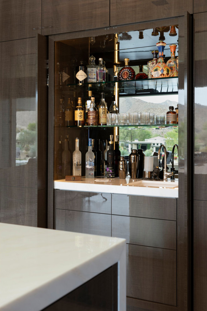 Modelo de bar en casa con fregadero lineal minimalista pequeño con fregadero bajoencimera, armarios abiertos y encimeras blancas