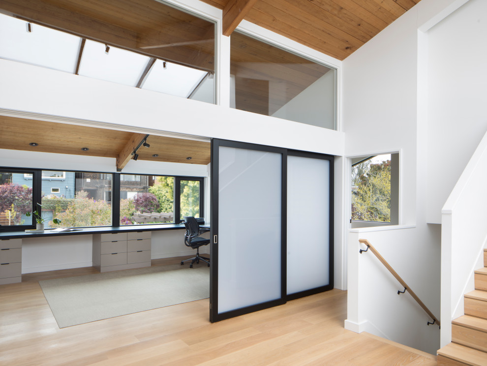 Exemple d'un bureau moderne de taille moyenne avec un mur blanc, parquet clair, un bureau intégré et un plafond en bois.