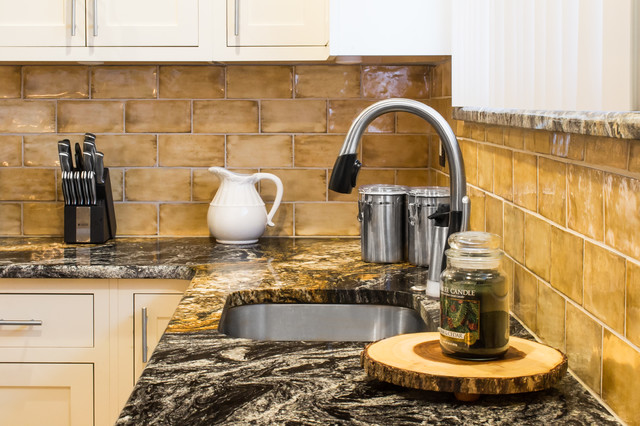 Gold Tone Ceramic Tile Backsplash in Newtown Square PA medelhavsstil-koek