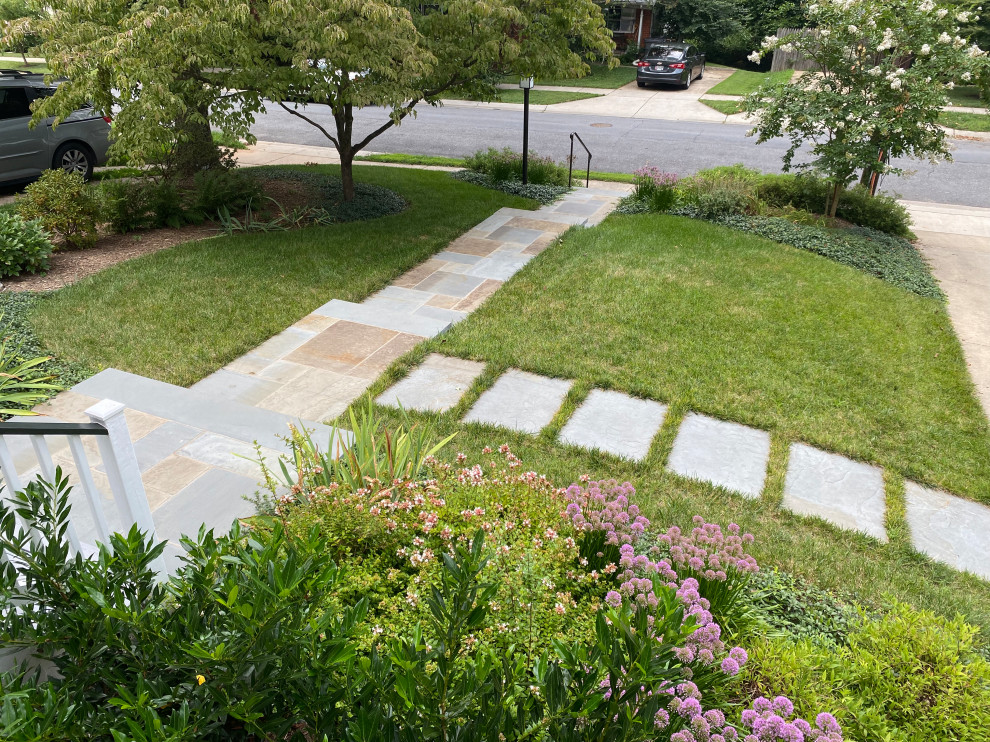 Idéer för en trädgård gångväg och framför huset på sommaren, med naturstensplattor