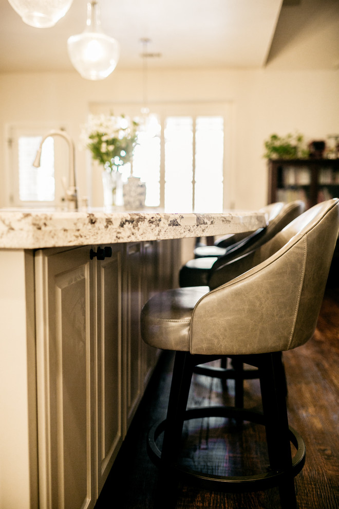 Transitional home design photo in Dallas