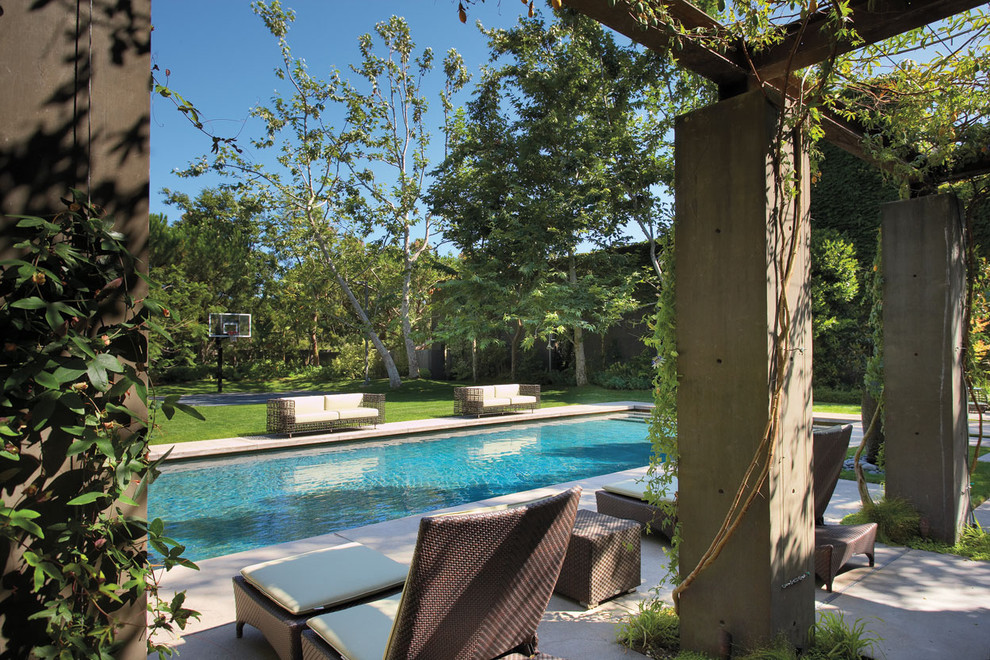 Photo of a contemporary rectangular pool in Orange County.