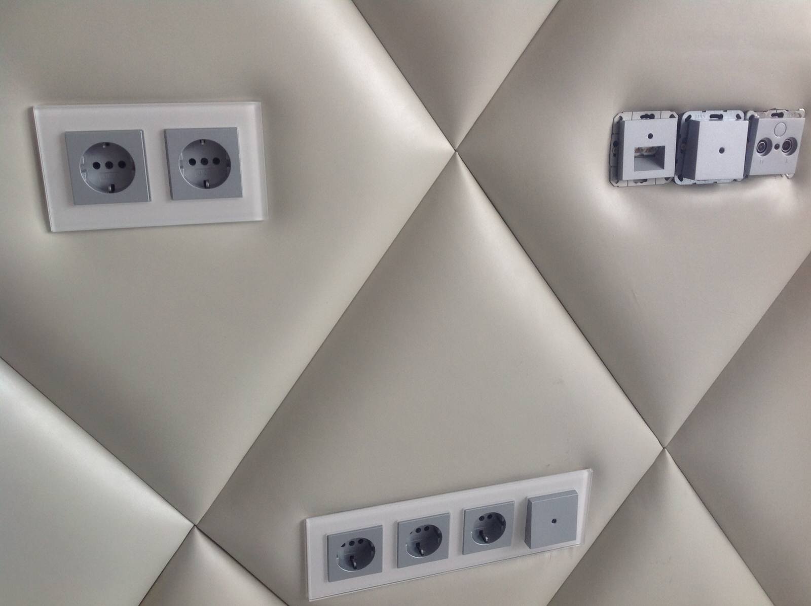 Стена в гостиной в мягких кожаных панелях