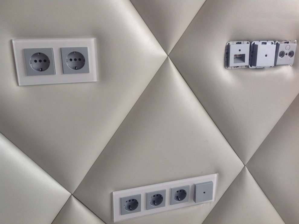 Стена в гостиной в мягких кожаных панелях