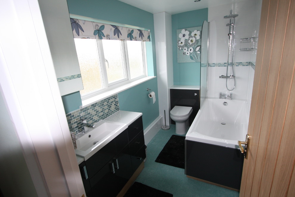 Esempio di una stanza da bagno padronale con ante lisce, ante grigie, top in laminato, vasca/doccia, piastrelle blu, piastrelle a mosaico e pareti blu