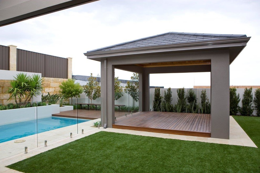 Mittelgroßer Moderner Pool hinter dem Haus in rechteckiger Form mit Betonboden in Perth