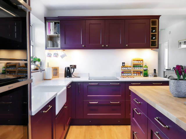 Claret Red Shaker Kitchen, Feock, Cornwall klassisk-koek