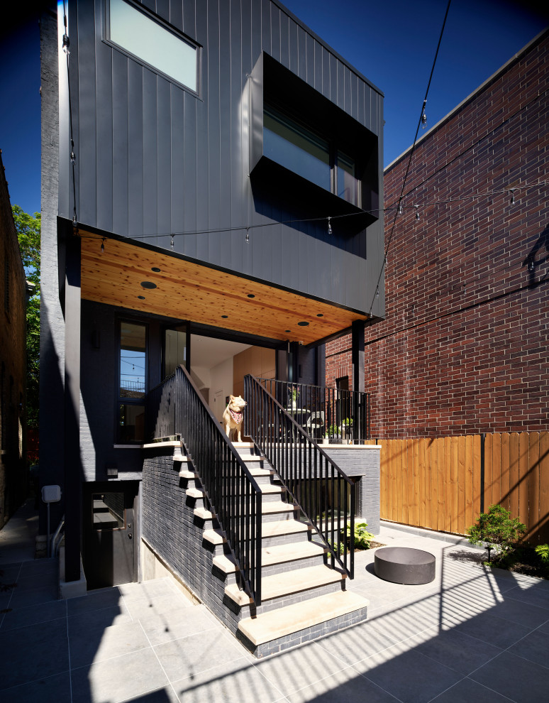 Kleines, Dreistöckiges Modernes Einfamilienhaus mit Backsteinfassade, schwarzer Fassadenfarbe und Flachdach in Chicago