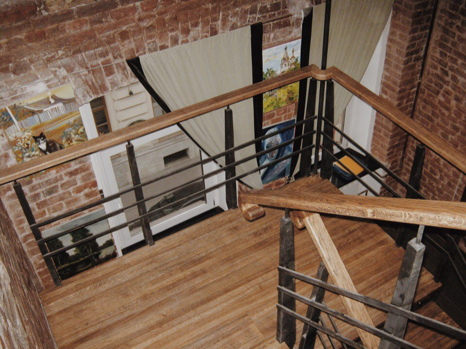 Лестница на металлическом косоуре с металлическими ограждениями