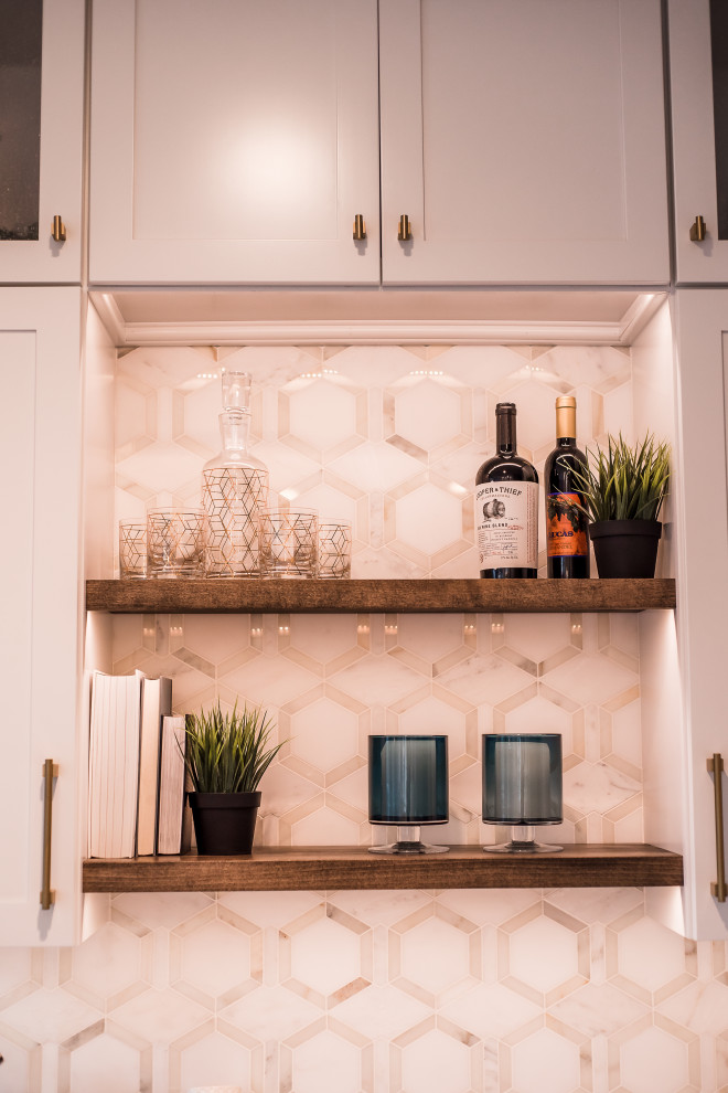 Example of a mid-sized transitional l-shaped dark wood floor and brown floor eat-in kitchen design in Baltimore with a single-bowl sink, shaker cabinets, white cabinets, quartz countertops, white backsplash, marble backsplash, stainless steel appliances, an island and white countertops