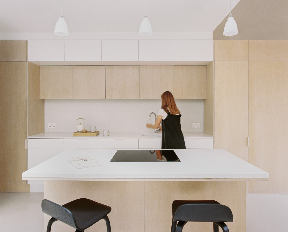 Idee per una cucina minimal di medie dimensioni con lavello sottopiano, ante lisce, ante in legno chiaro, top alla veneziana, elettrodomestici in acciaio inossidabile e soffitto a volta