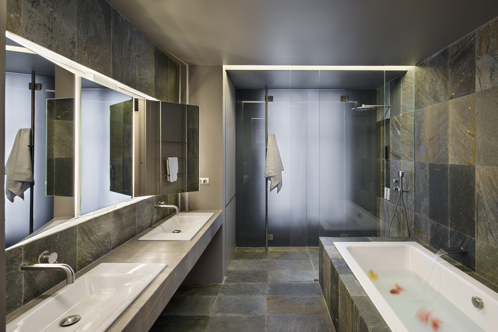 Photo of a contemporary master bathroom in Paris.