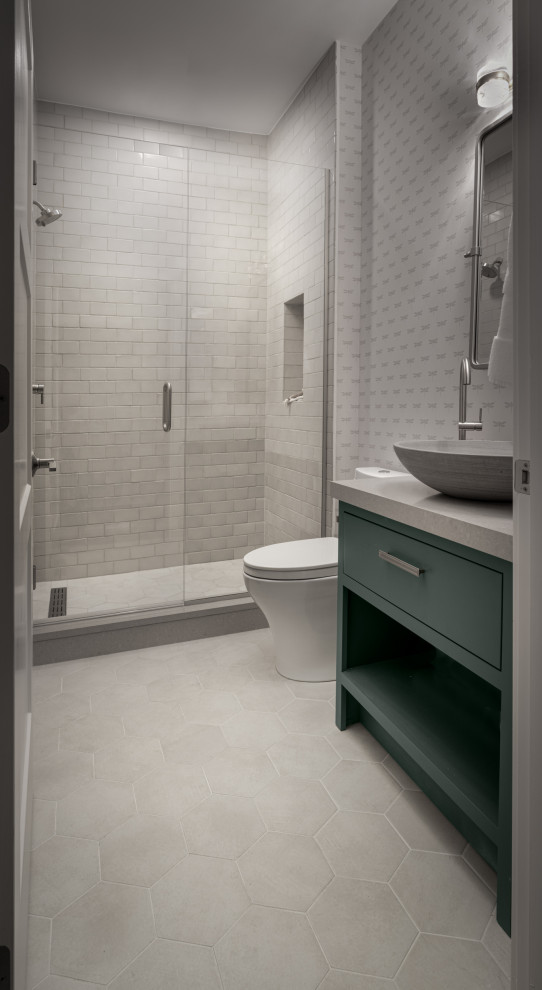 Пример оригинального дизайна: маленькая ванная комната в стиле неоклассика (современная классика) с душем в нише, унитазом-моноблоком, бежевой плиткой, керамогранитной плиткой, белыми стенами, полом из керамогранита, душевой кабиной, настольной раковиной, столешницей из искусственного кварца, бежевым полом, душем с распашными дверями, серой столешницей, нишей, тумбой под одну раковину, напольной тумбой, обоями на стенах и зелеными фасадами для на участке и в саду