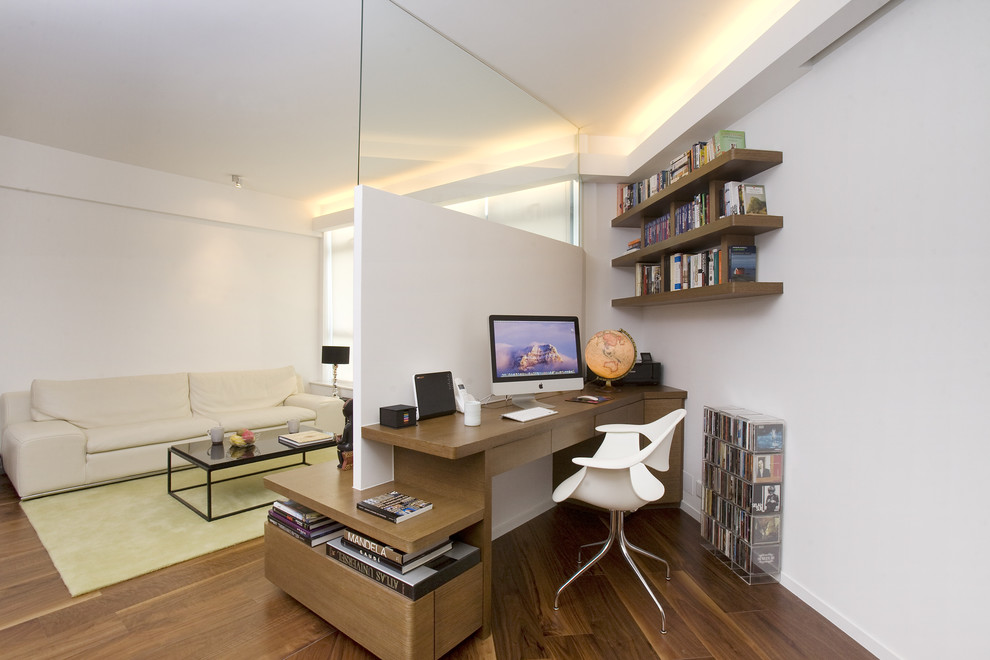 This is an example of a contemporary home office in Hong Kong.