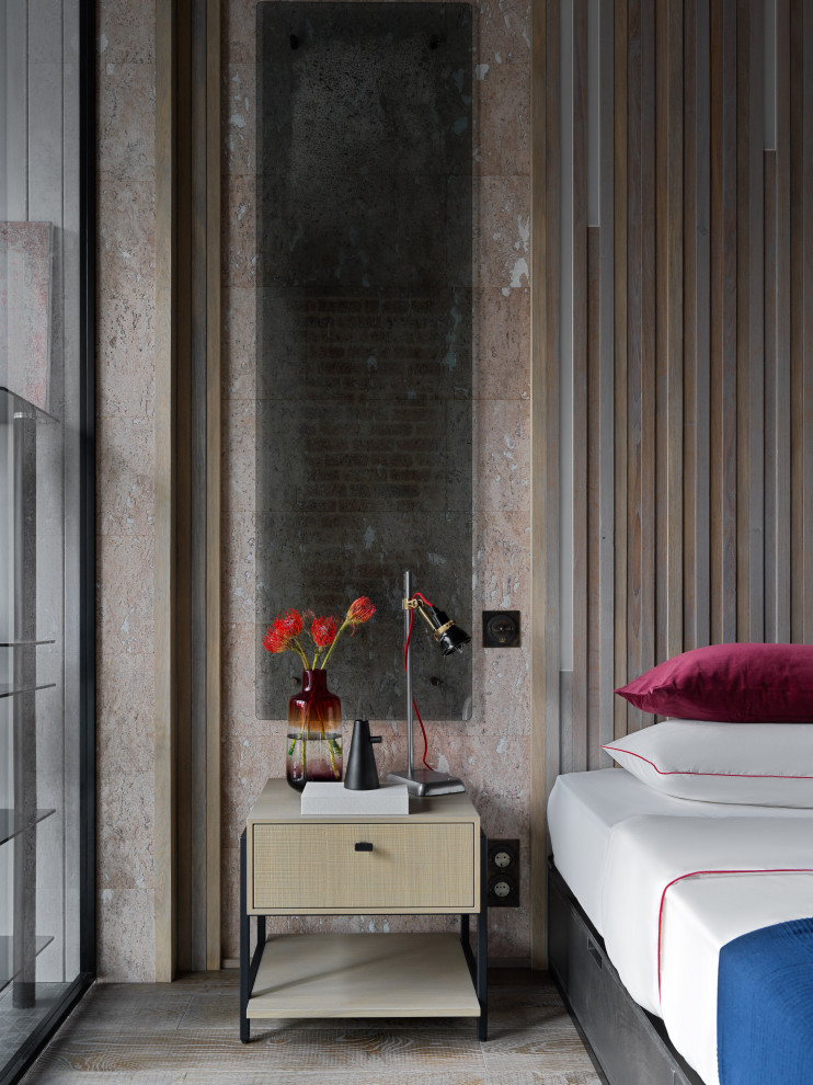 Imagen de dormitorio principal industrial de tamaño medio con paredes beige, suelo de madera en tonos medios, suelo marrón, madera y madera