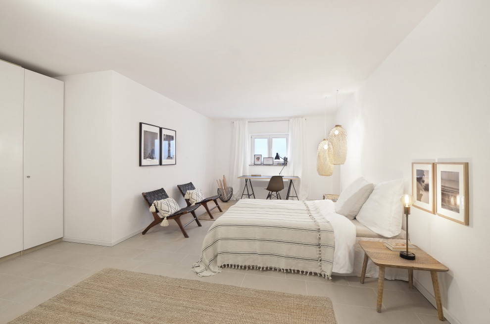 Kleines Modernes Untergeschoss mit weißer Wandfarbe, Keramikboden und beigem Boden in München