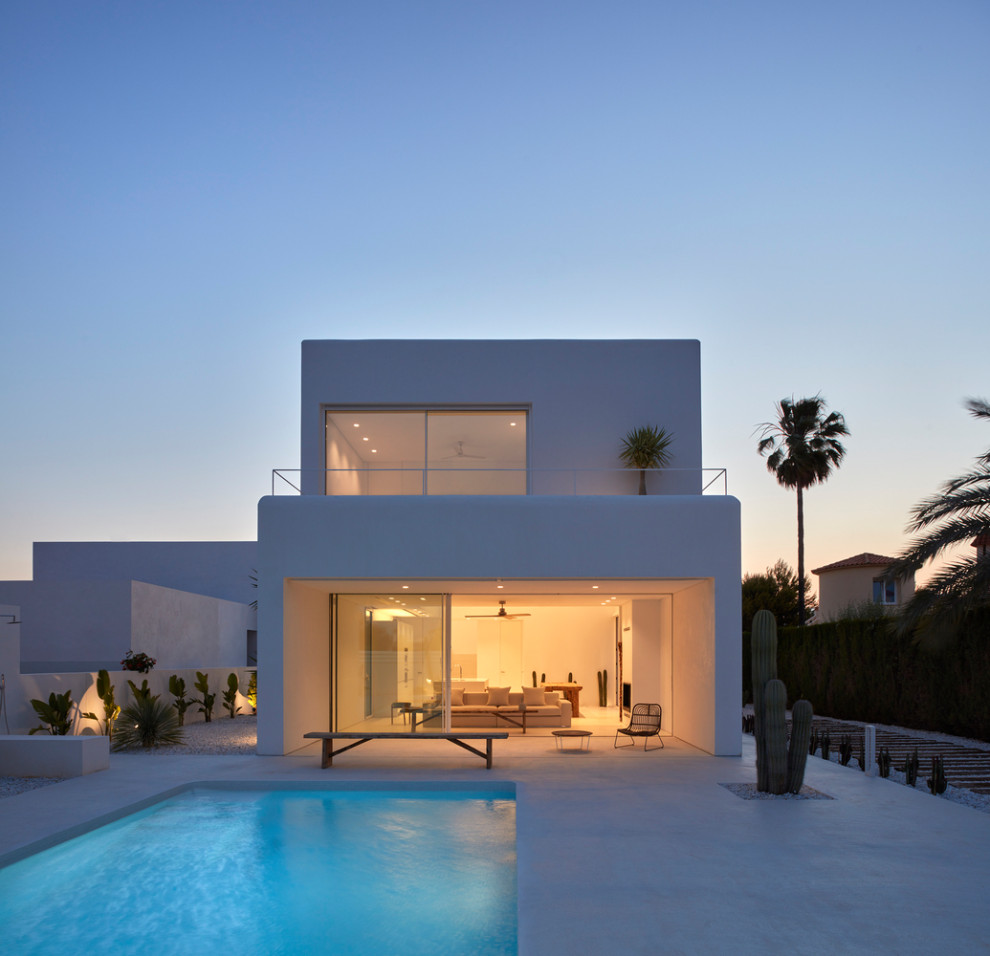 This is an example of a large modern two-storey concrete white house exterior in Los Angeles with a flat roof, a mixed roof and a white roof.