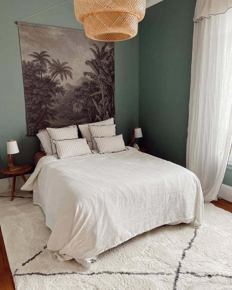 Стильный дизайн: хозяйская спальня среднего размера в скандинавском стиле с зелеными стенами, светлым паркетным полом, угловым камином, фасадом камина из камня и коричневым полом - последний тренд