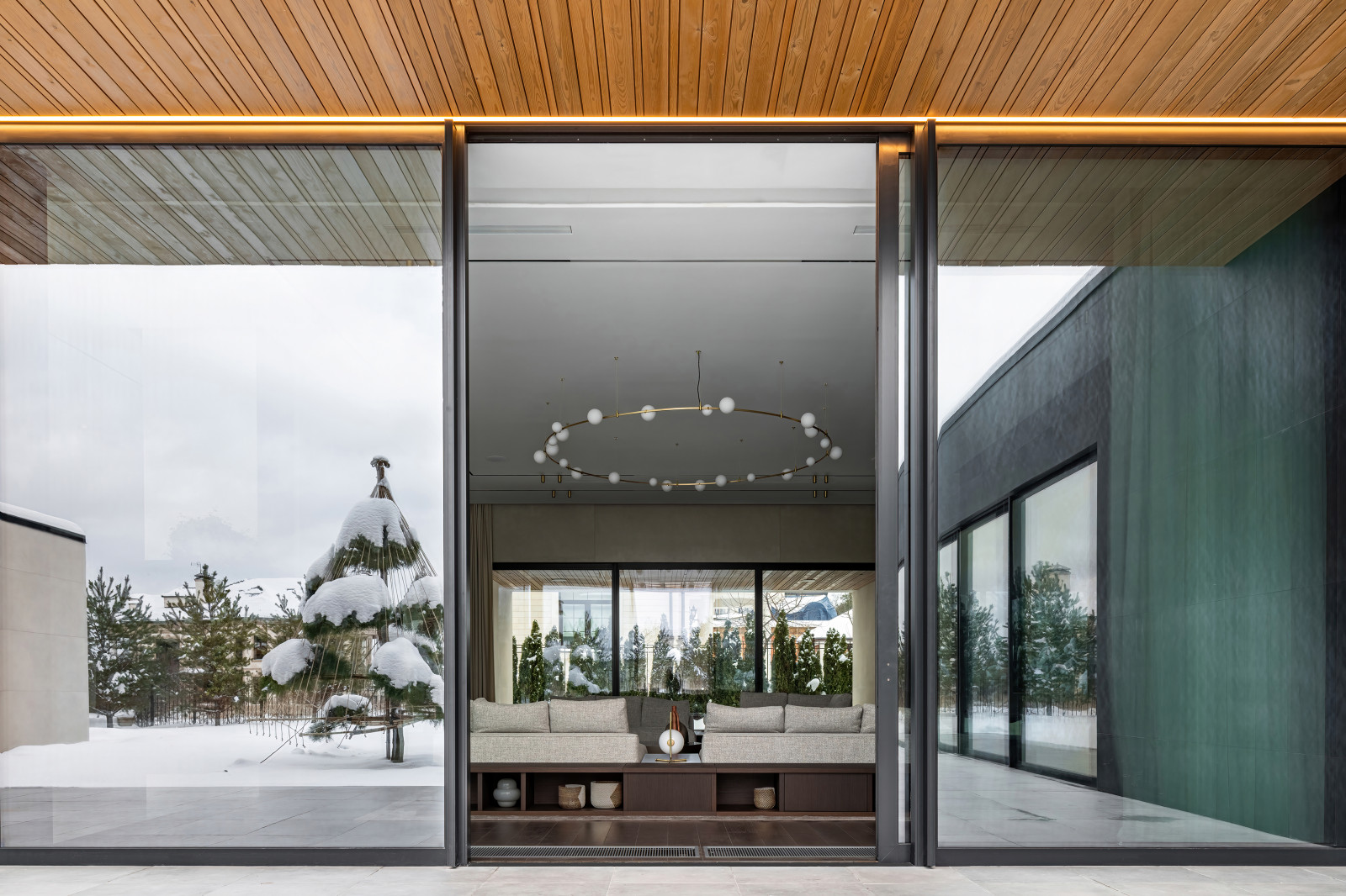 Двухэтажный загородный дом в современном стиле с глиняными акцентами