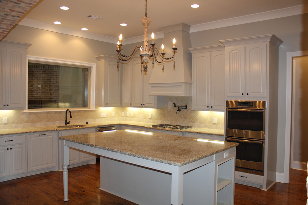 Kitchen - transitional kitchen idea in Jackson