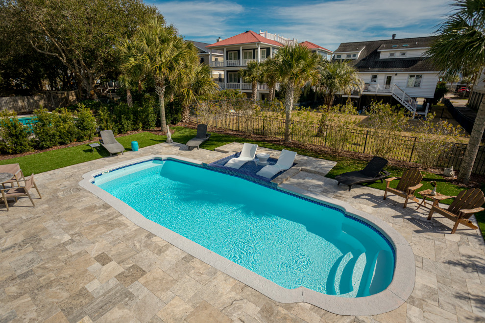 Mittelgroßer Maritimer Pool hinter dem Haus mit Natursteinplatten in Charleston