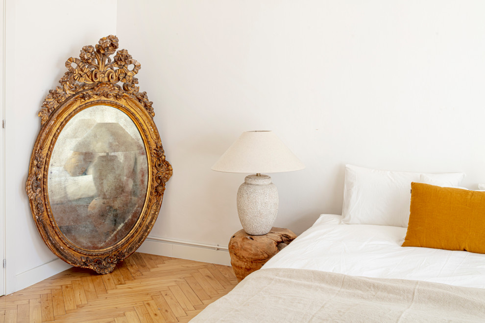 Großes Modernes Hauptschlafzimmer mit weißer Wandfarbe, braunem Holzboden, Gaskamin, Kaminumrandung aus Stein, braunem Boden, gewölbter Decke und Holzwänden in Barcelona