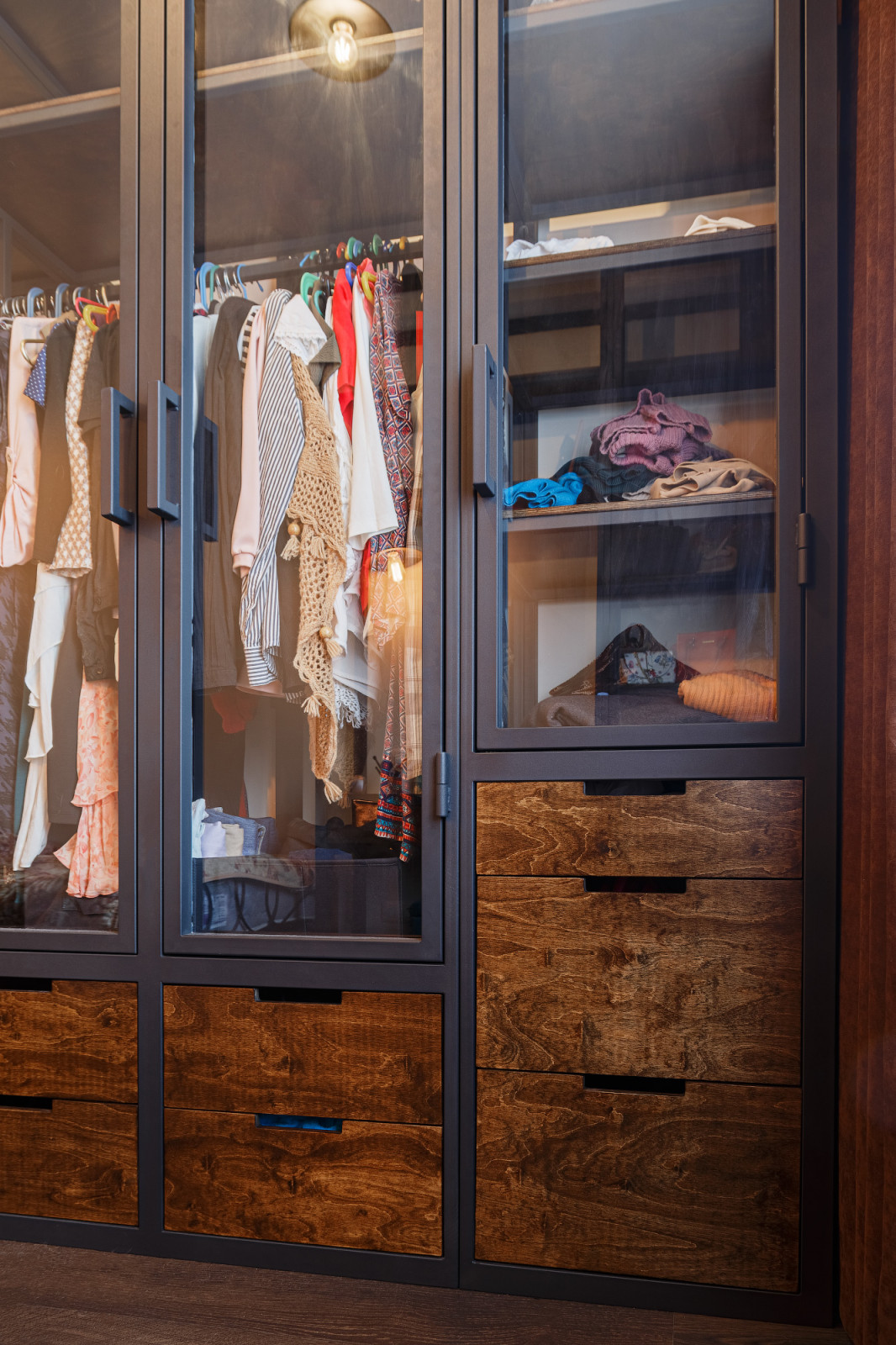 Гардеробная со стеклянными дверцами