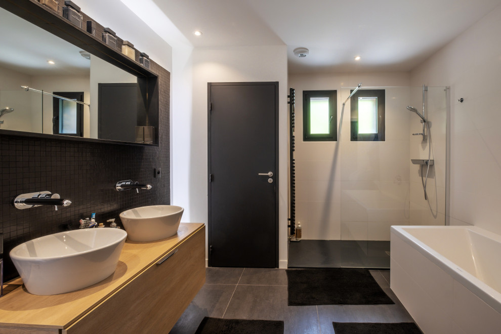This is an example of a contemporary bathroom in Toulouse.